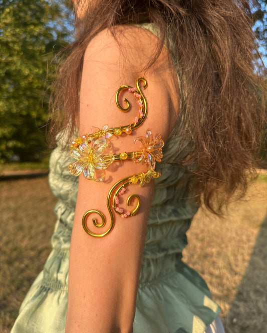 Oberarmreif Gold 'Emmi' – Handgemachter Fairycore Arm Cuff