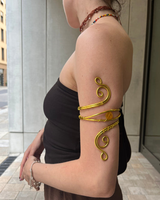 Handgemachter Arm Cuff in Gold am Arm getragen im Fairycore Stil