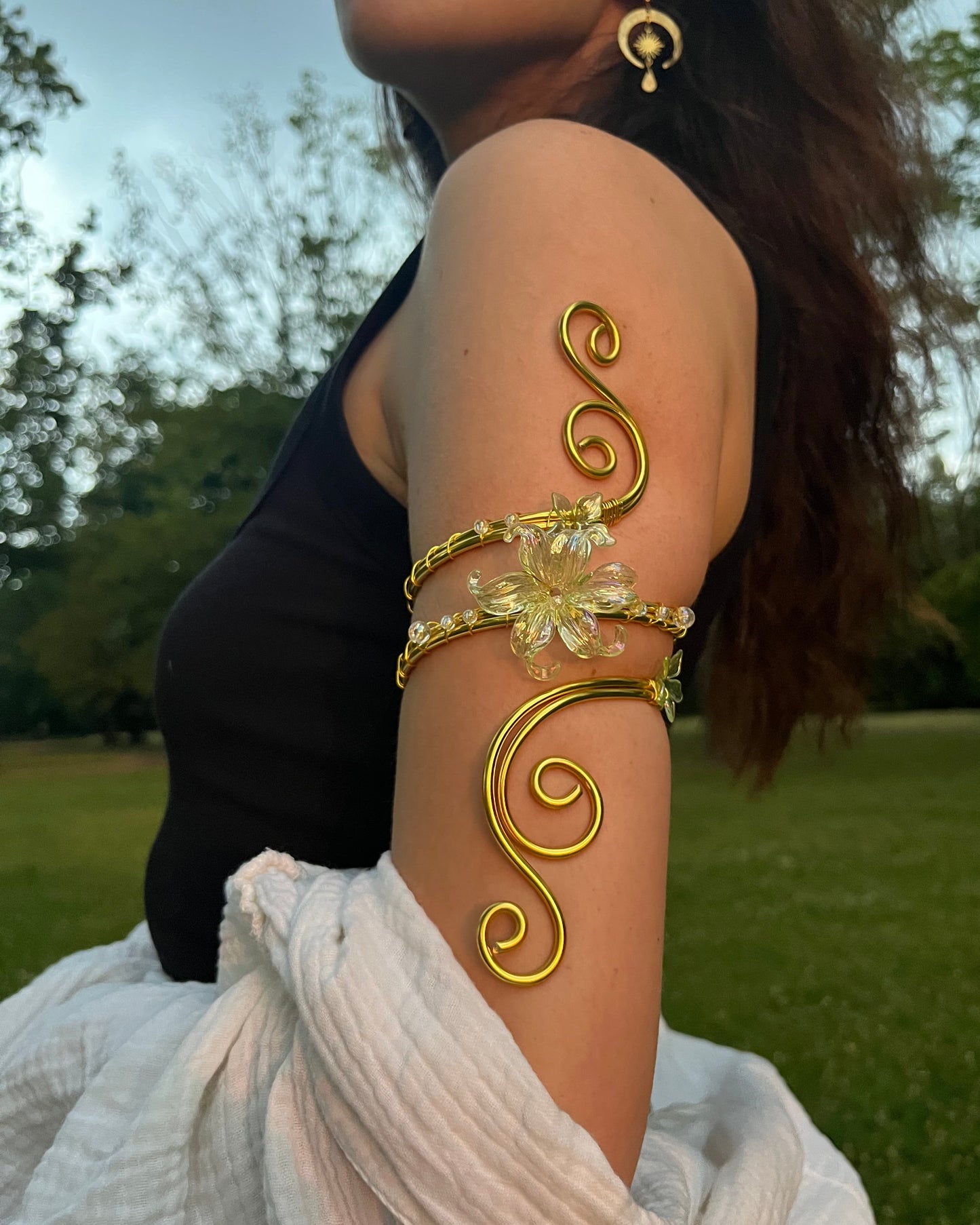 Oberarmreif Gold 'Flora' – Handgemachter Fairycore Arm Cuff Jewelry