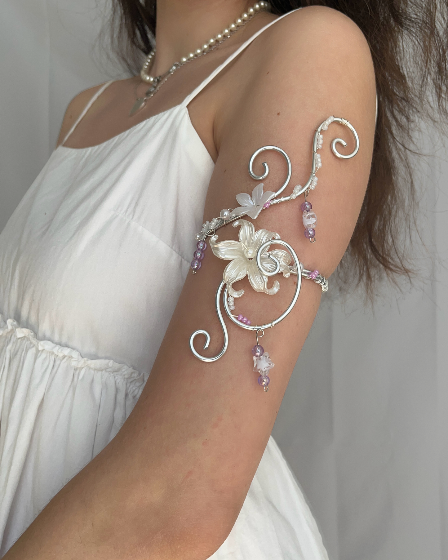 Handgemachter Oberarmreif in Silber am Arm getragen im Fairycore Stil