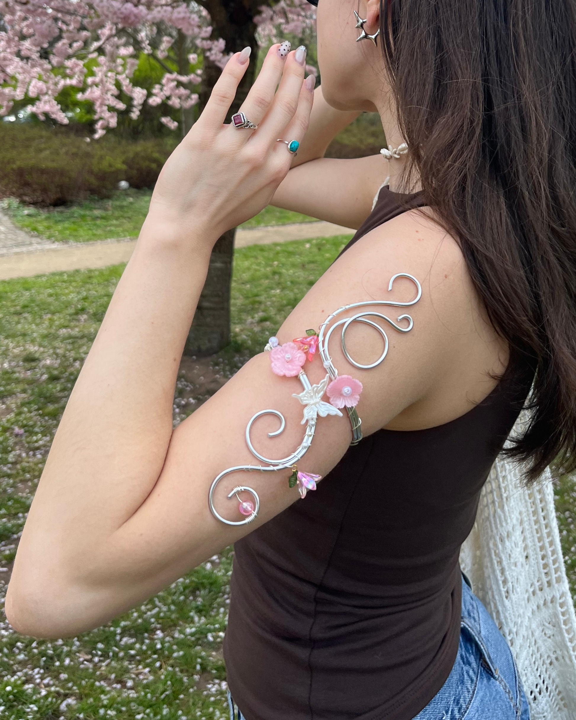 Handgemachter Oberarmreif in Silber am Arm getragen im Fairycore Stil