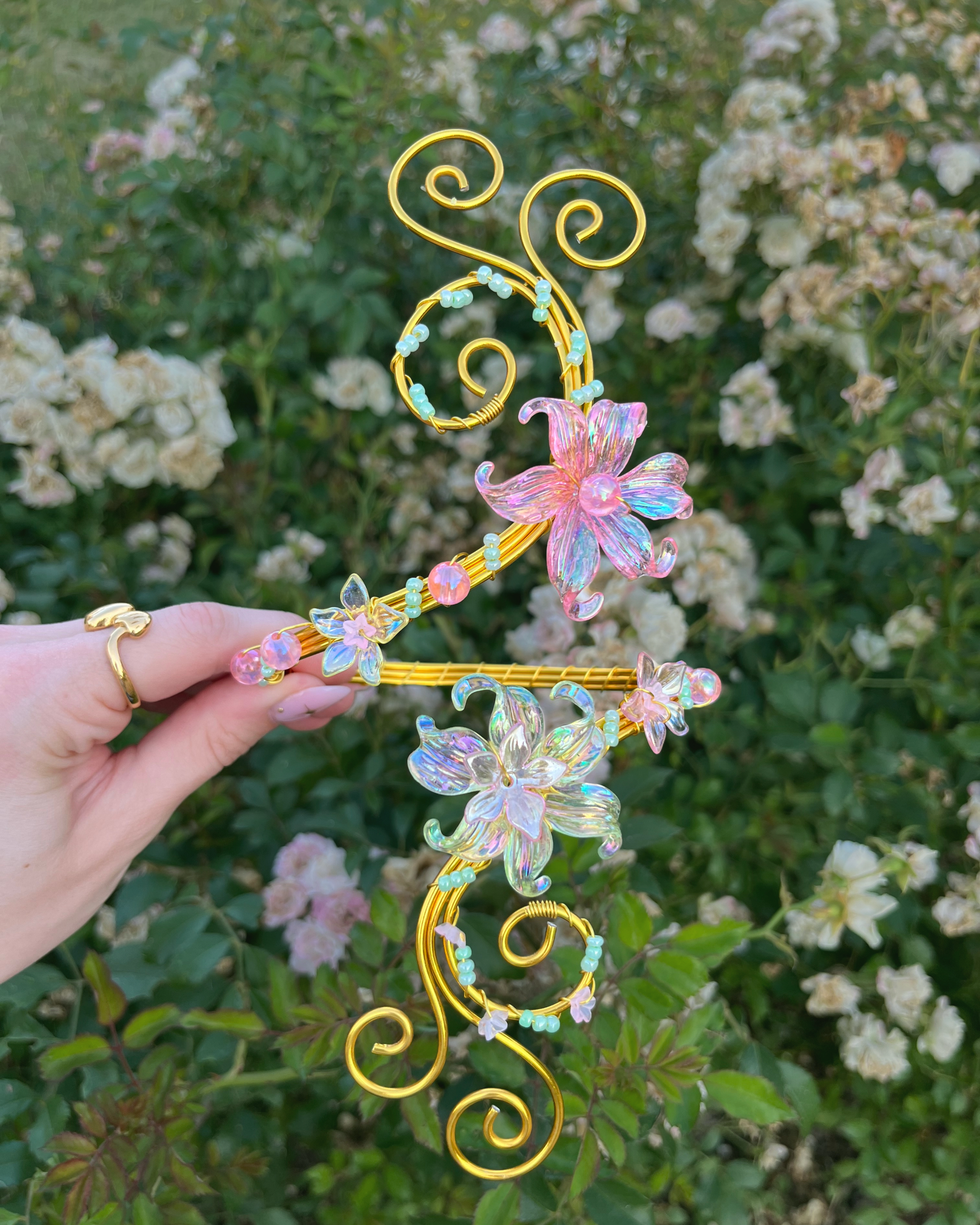 Handgemachter Oberarmreif in Gold im Fairycore Stil