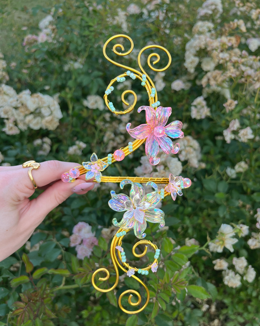 Handgemachter Oberarmreif in Gold im Fairycore Stil