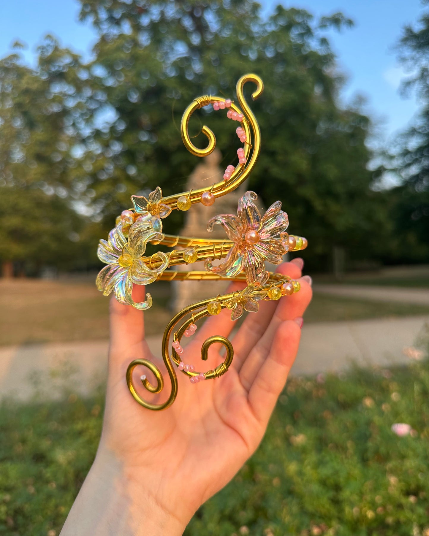 Oberarmreif Gold 'Emmi' – Handgemachter Fairycore Arm Cuff