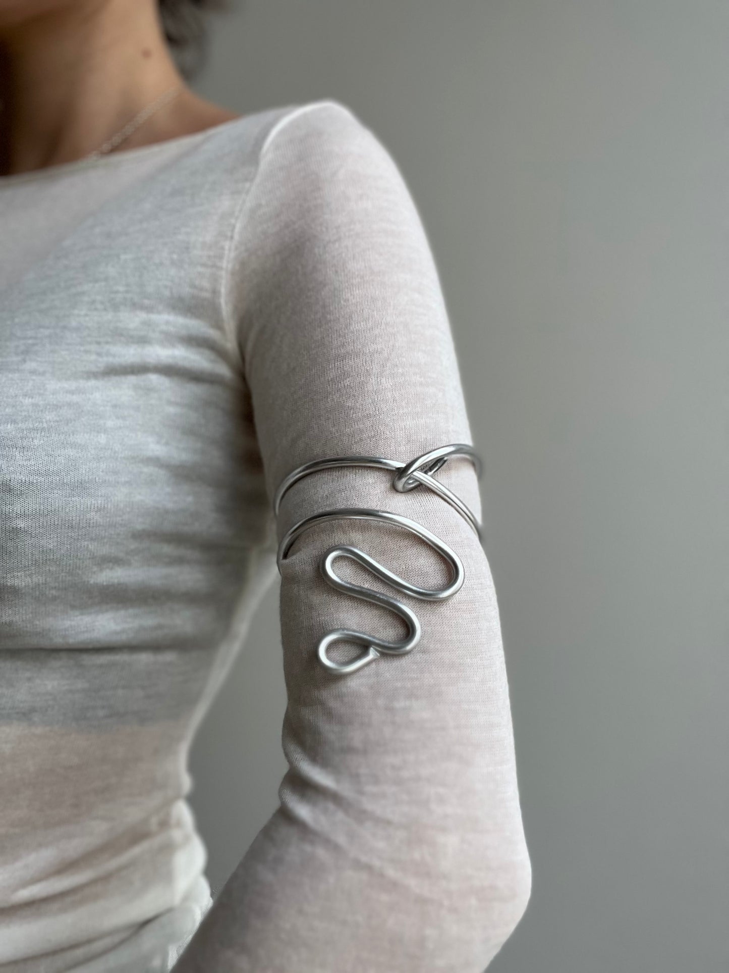 Oberarmreif Silber 'Nora' – Handgemachter Minimalistischer Arm Cuff