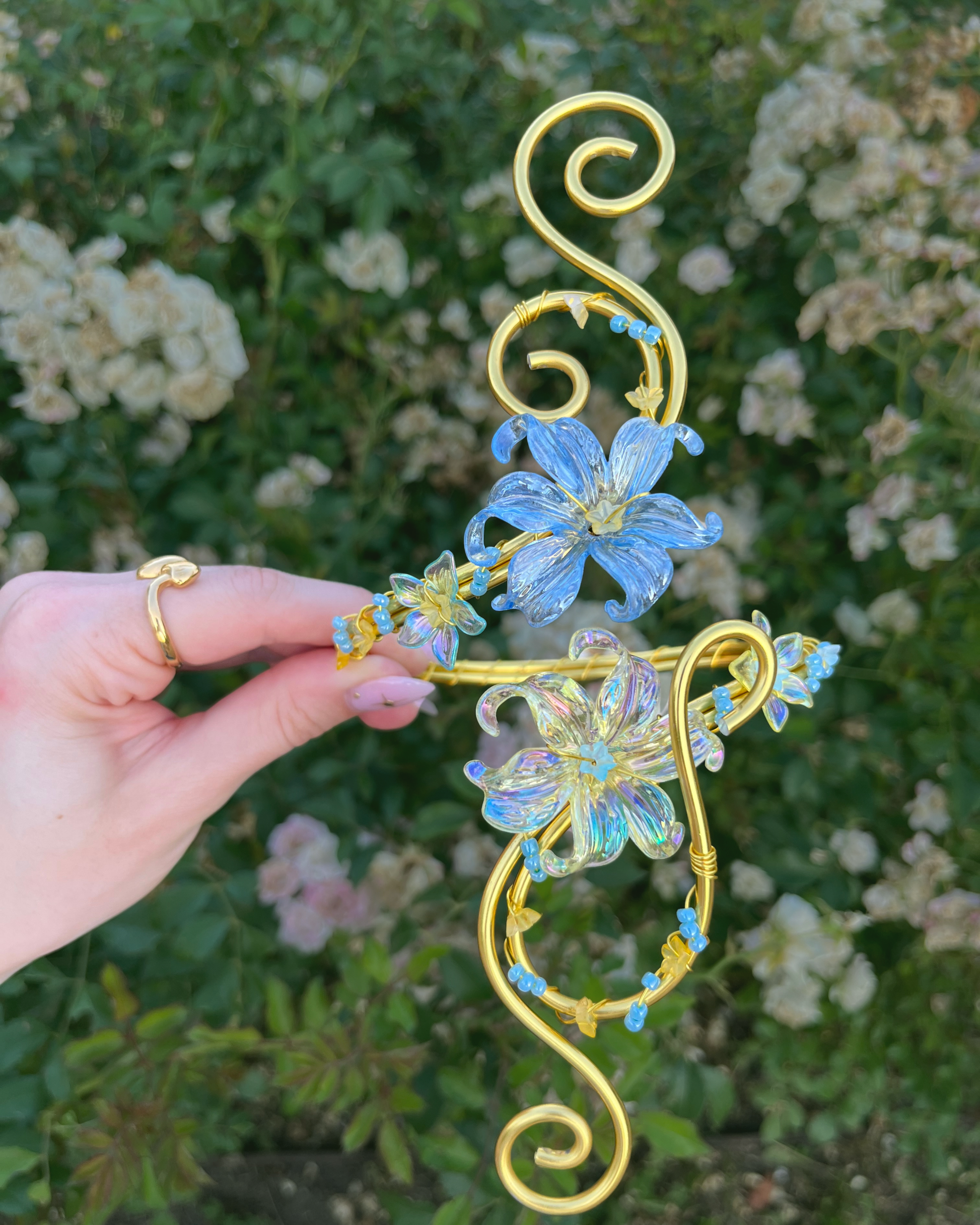 Goldener handgemachter Oberarmreif mit Blumen im Fairycore Style
