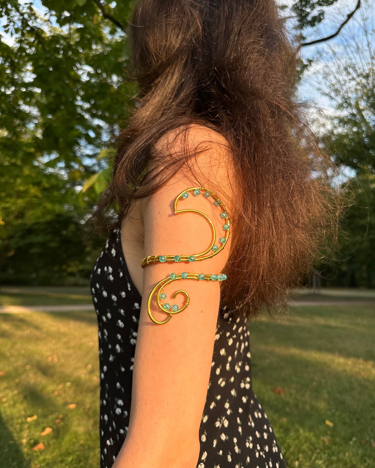 Oberarmreif Gold 'Ocean' – Handgemachter Fairycore Arm Cuff Jewelry