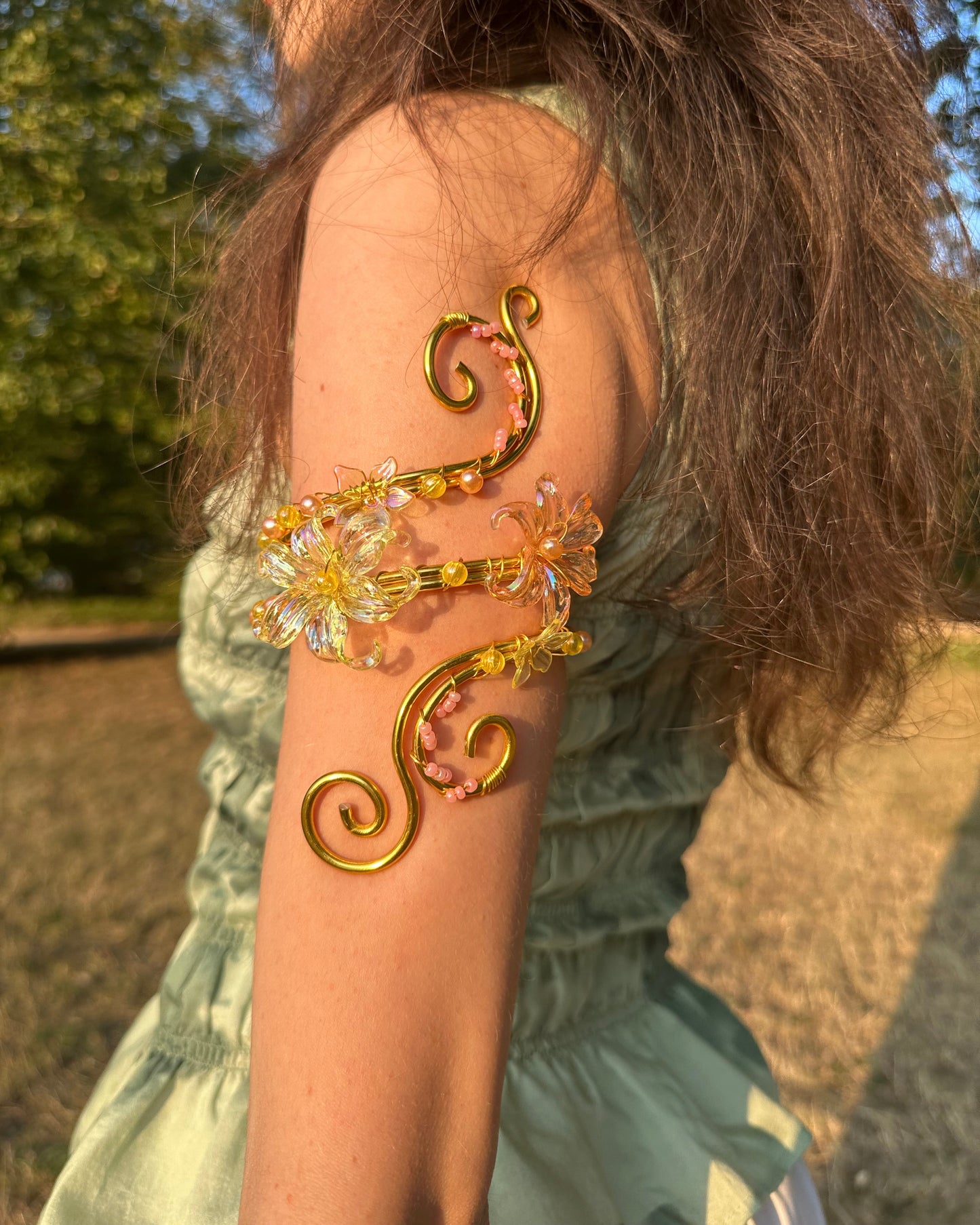 Oberarmreif Gold 'Emmi' – Handgemachter Fairycore Arm Cuff