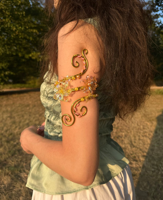 Oberarmreif Gold 'Emmi' – Handgemachter Fairycore Arm Cuff