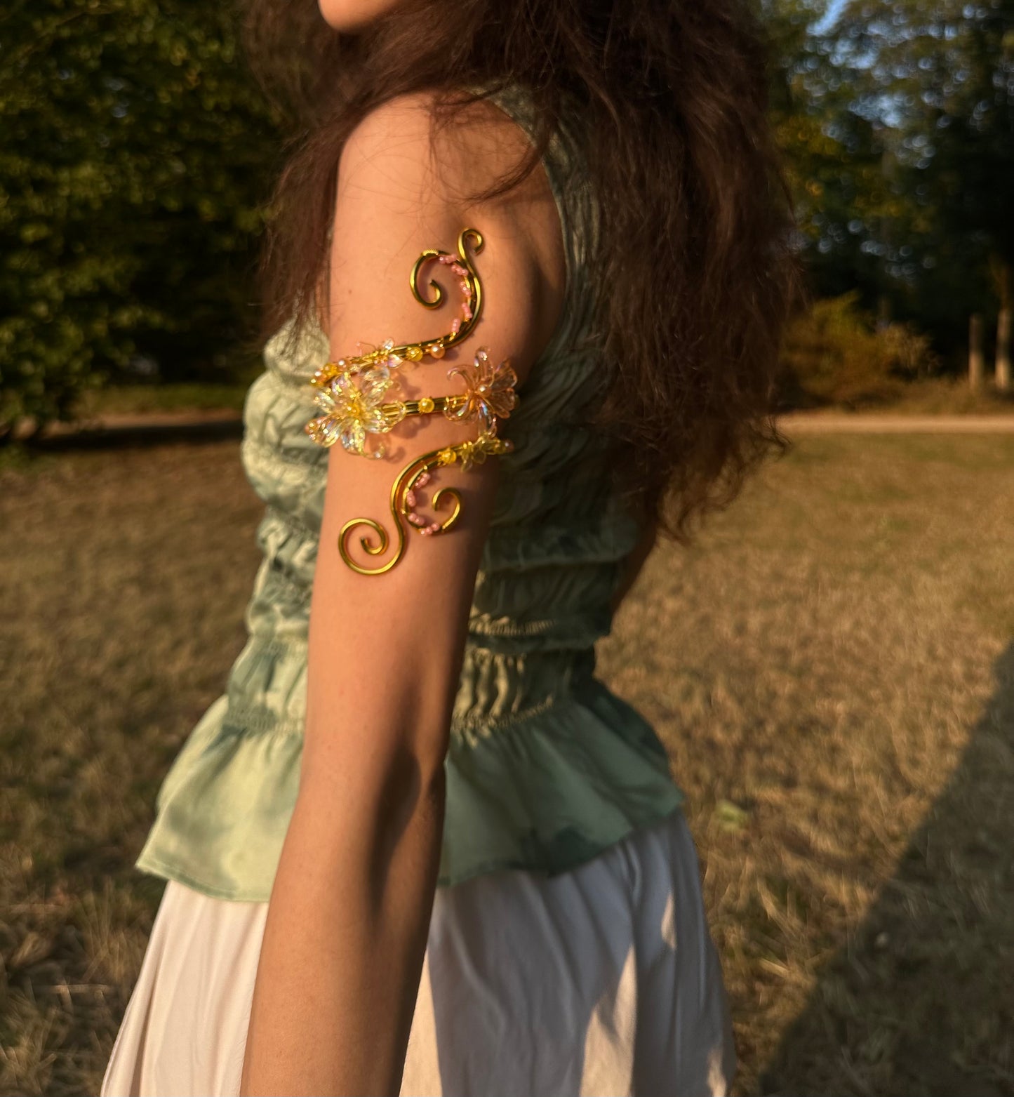 Oberarmreif Gold 'Emmi' – Handgemachter Fairycore Arm Cuff