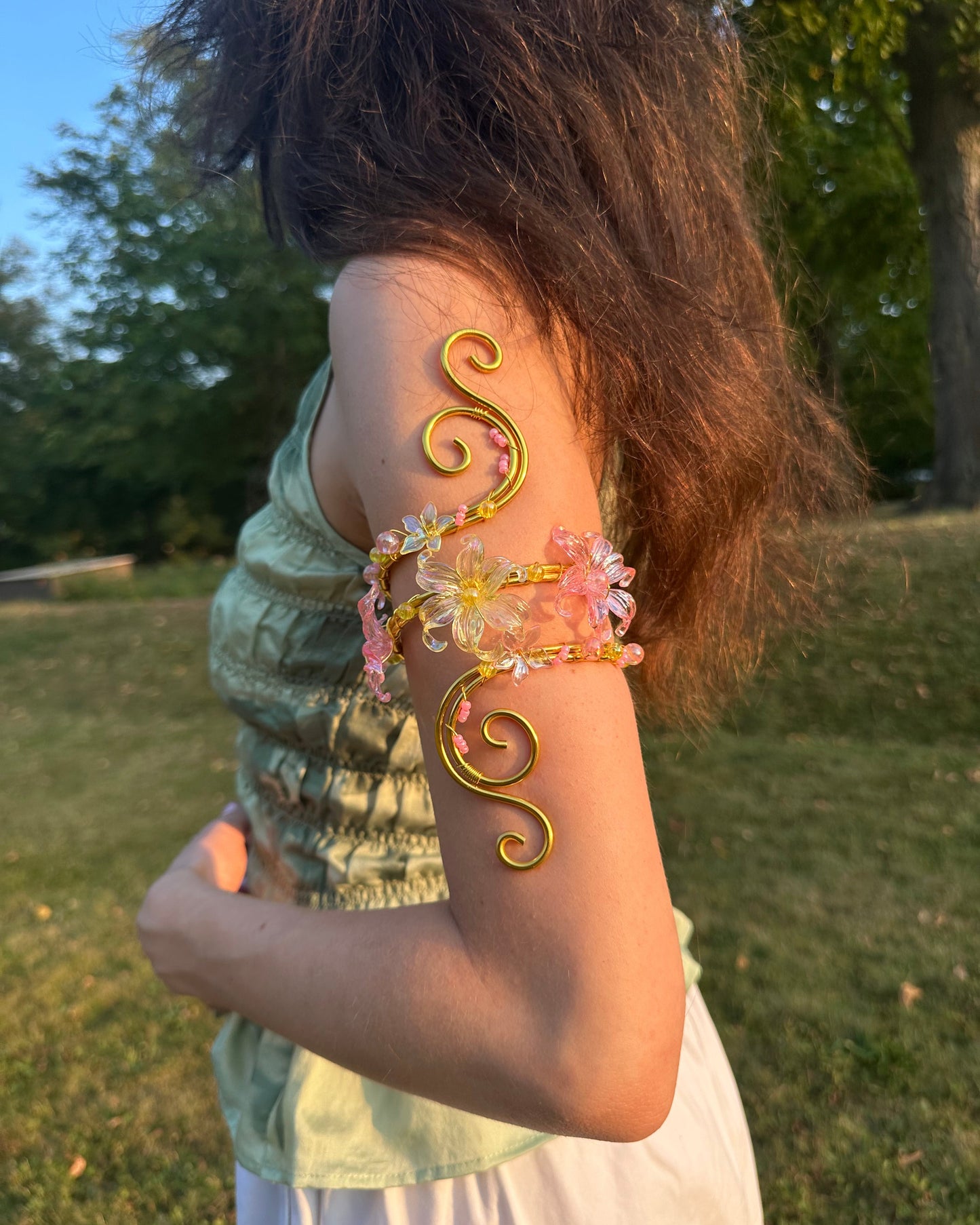 Oberarmreif Gold 'Juliana' – Handgemachter Fairycore Arm Cuff