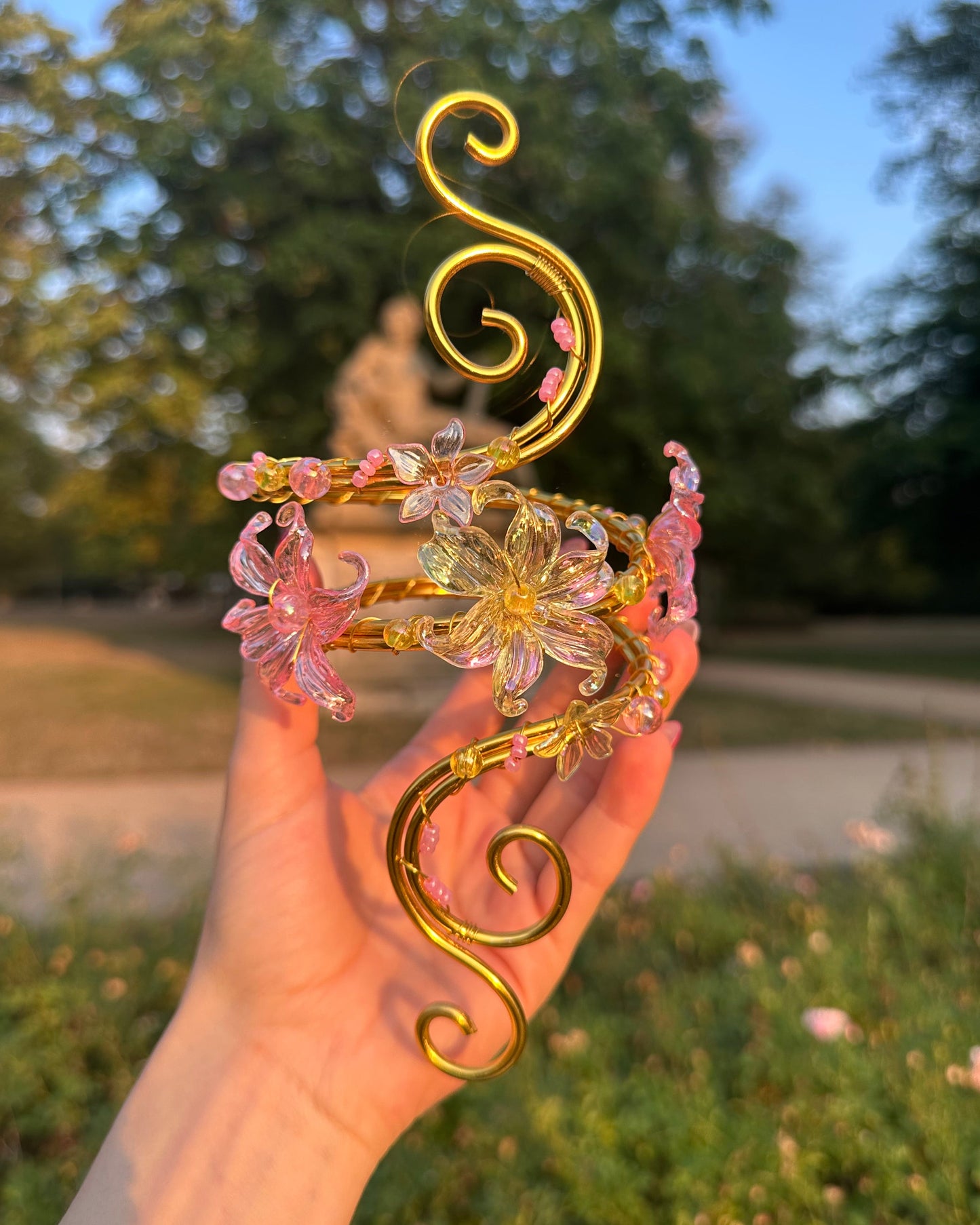 Oberarmreif Gold 'Juliana' – Handgemachter Fairycore Arm Cuff