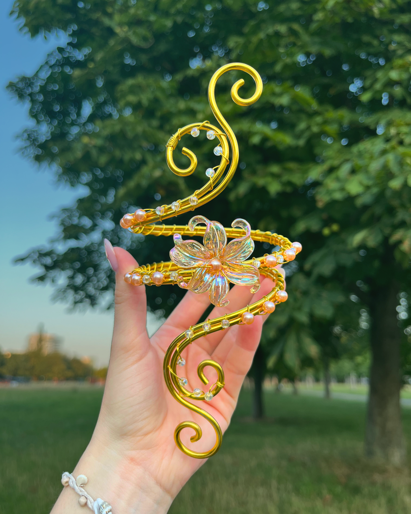 Handgemachter Oberarmreif in Gold  im Fairycore Stil