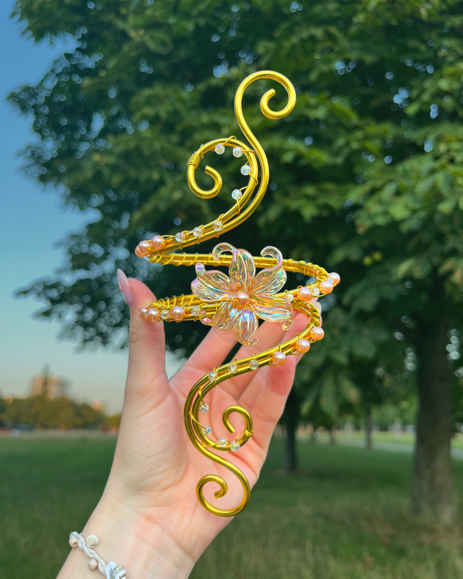 Handgemachter Oberarmreif in Gold  im Fairycore Stil