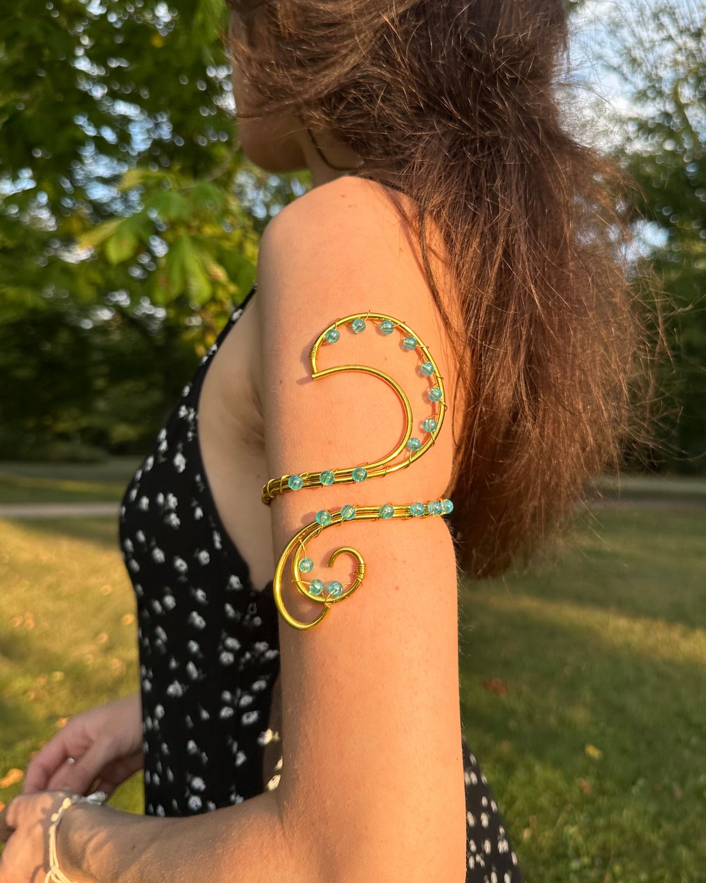 Oberarmreif Gold 'Ocean' – Handgemachter Fairycore Arm Cuff Jewelry