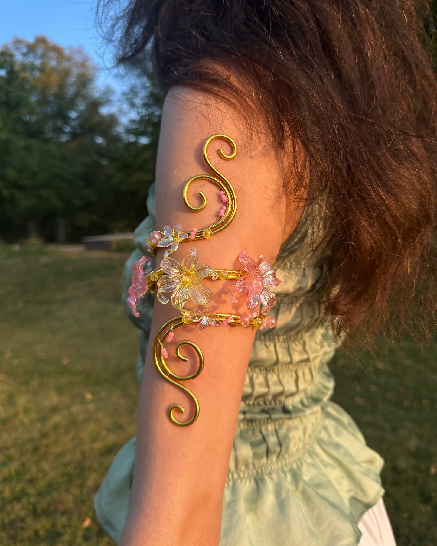 Oberarmreif Gold 'Juliana' – Handgemachter Fairycore Arm Cuff
