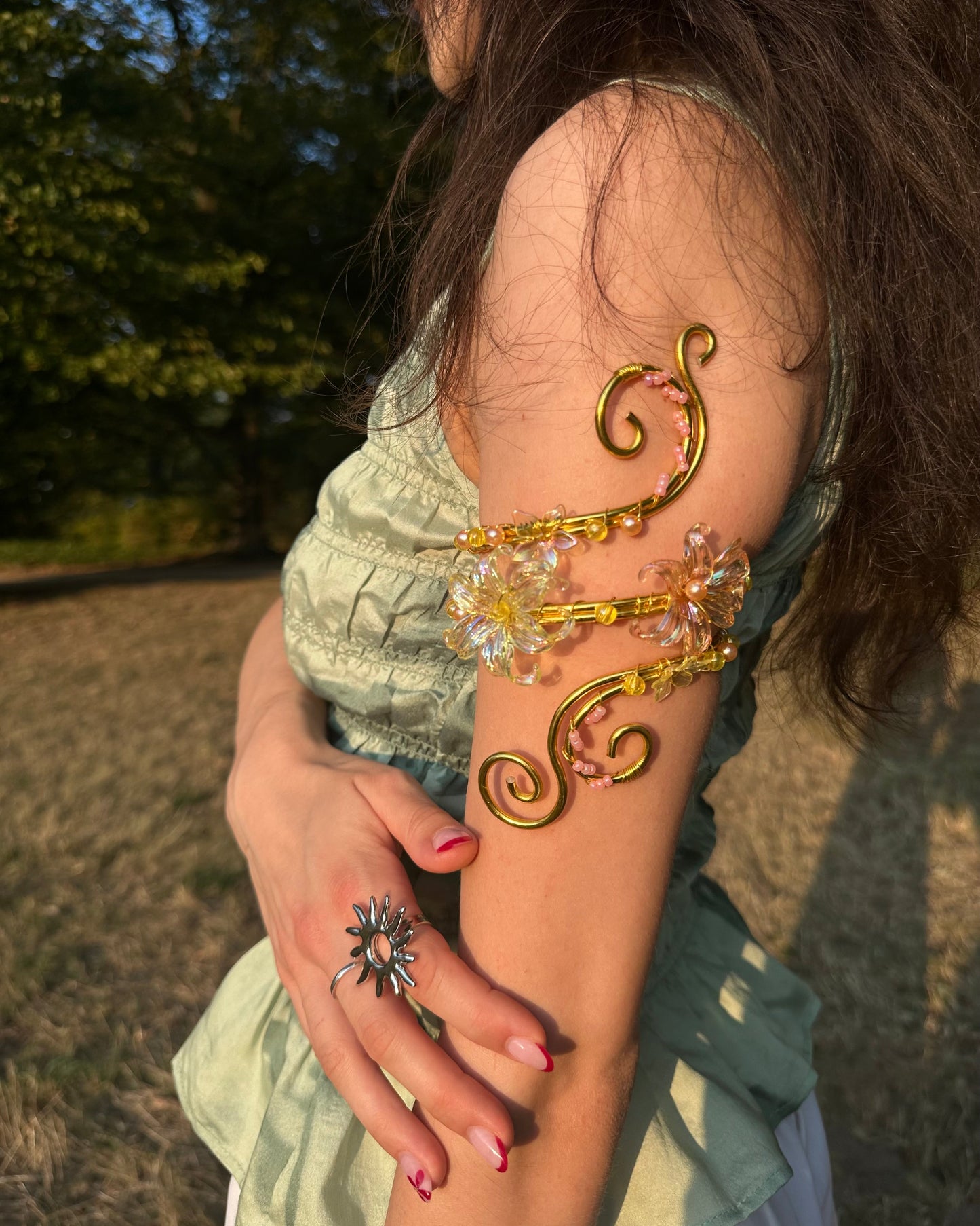 Oberarmreif Gold 'Emmi' – Handgemachter Fairycore Arm Cuff