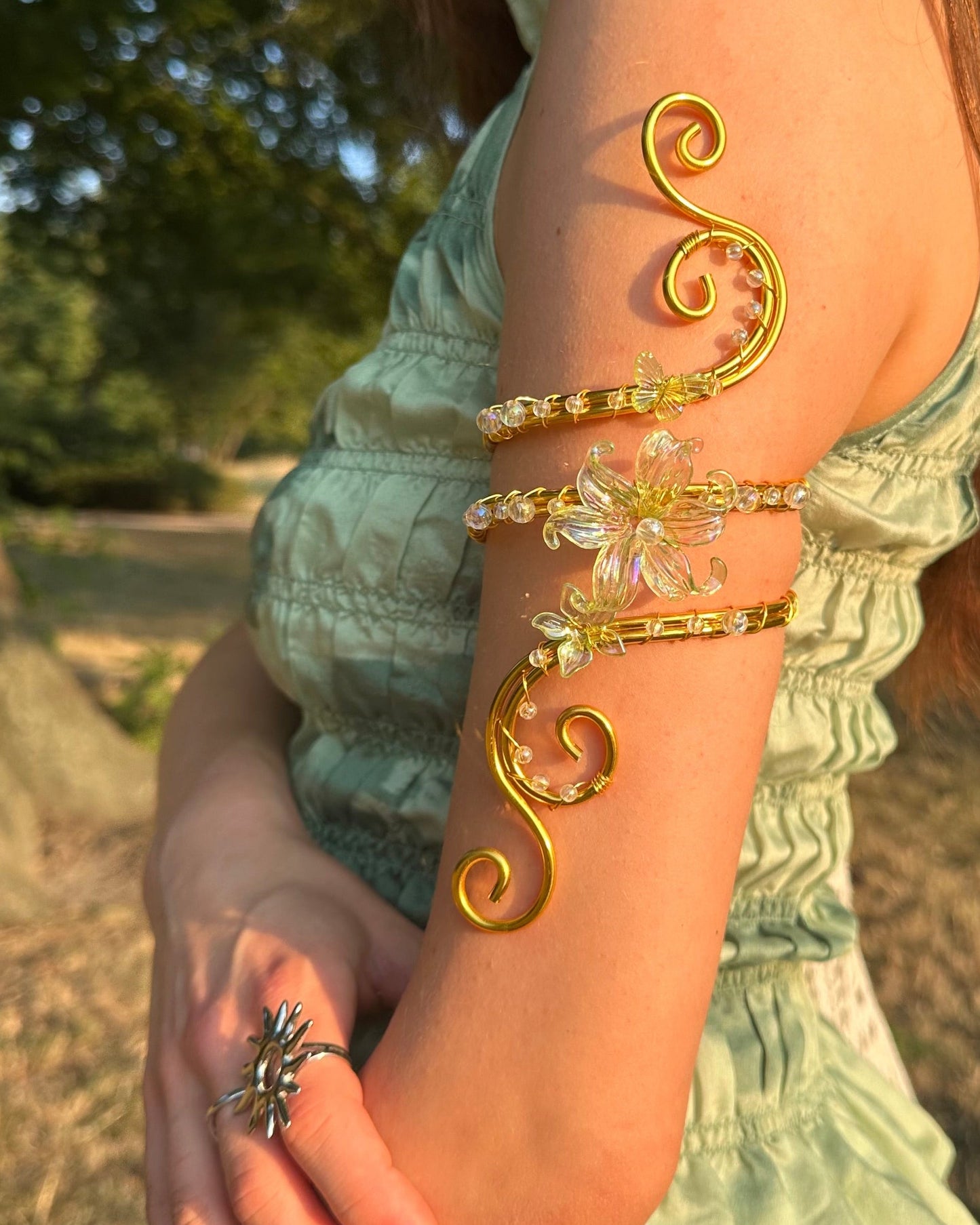 Oberarmreif Gold 'Tiara' – Handgemachter Fairycore Arm Cuff Jewelry
