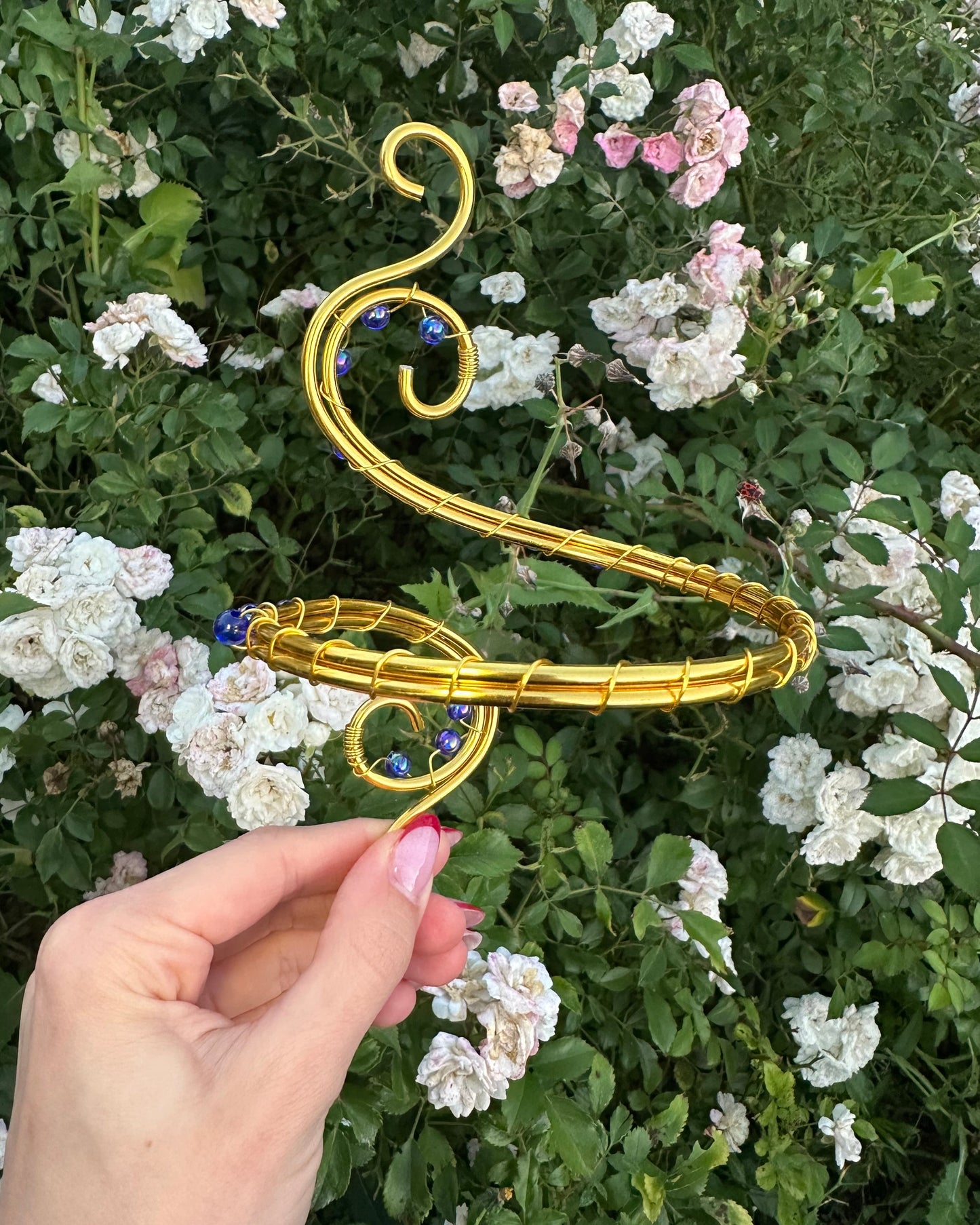 Oberarmreif Gold 'Daina' – Handgemachter Fairycore Arm Cuff Jewelry