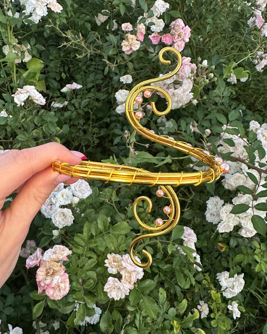 Oberarmreif Gold 'Daiga' – Handgemachter Fairycore Arm Cuff Jewelry