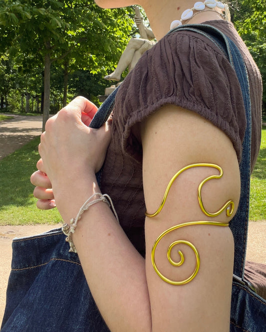 Golden Upper Arm Bangle 'Wavy'