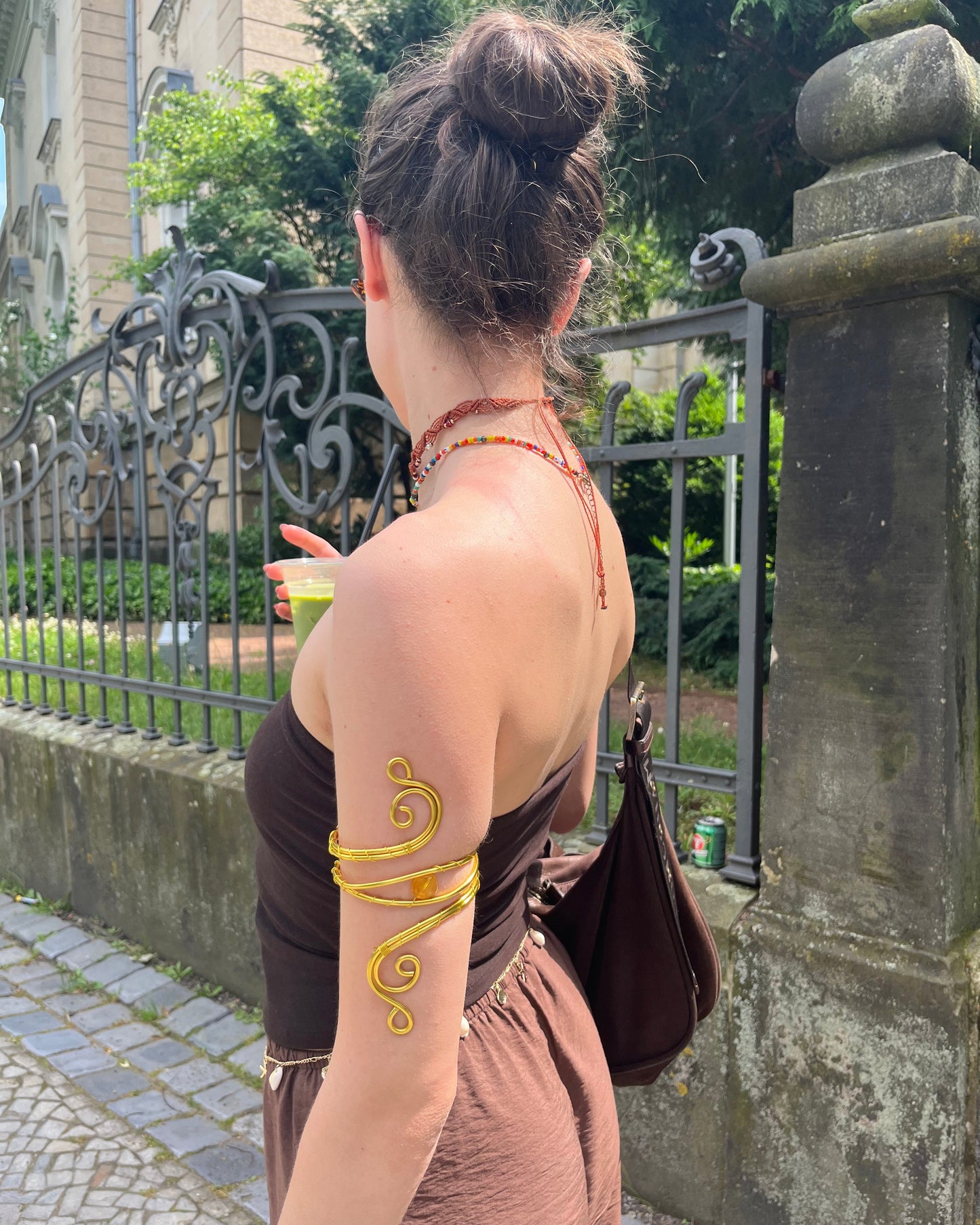 Handgemachter Oberarmreif in Silber am Arm getragen im Boho Stil