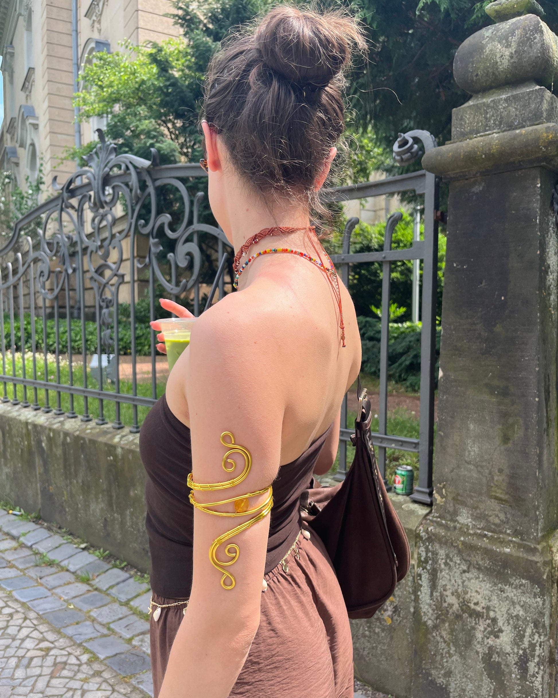 Handgemachter Oberarmreif in Silber am Arm getragen im Boho Stil