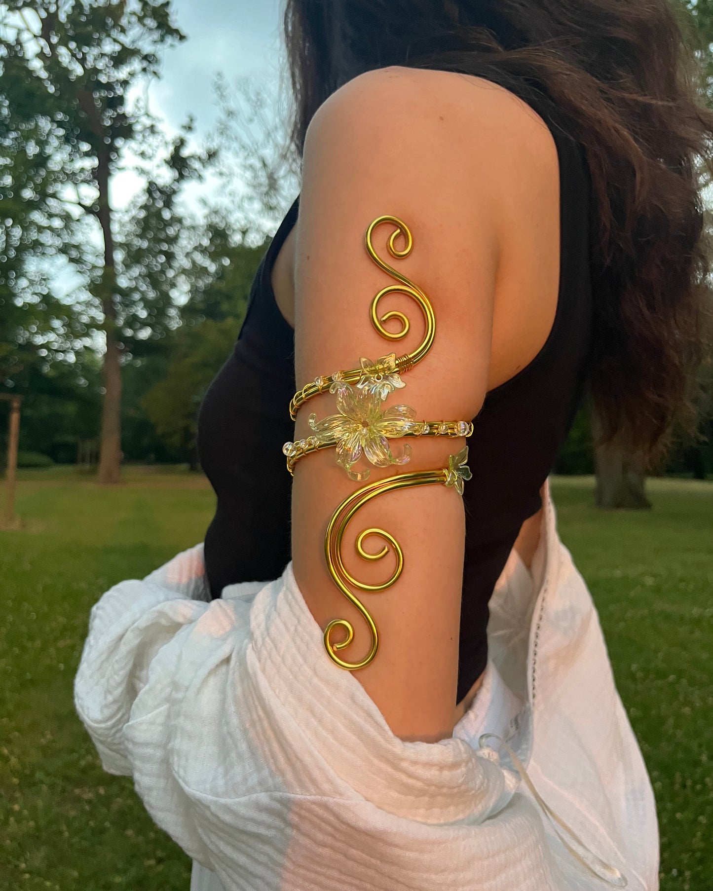 Oberarmreif Gold im Fairycore Boho Style aus Draht