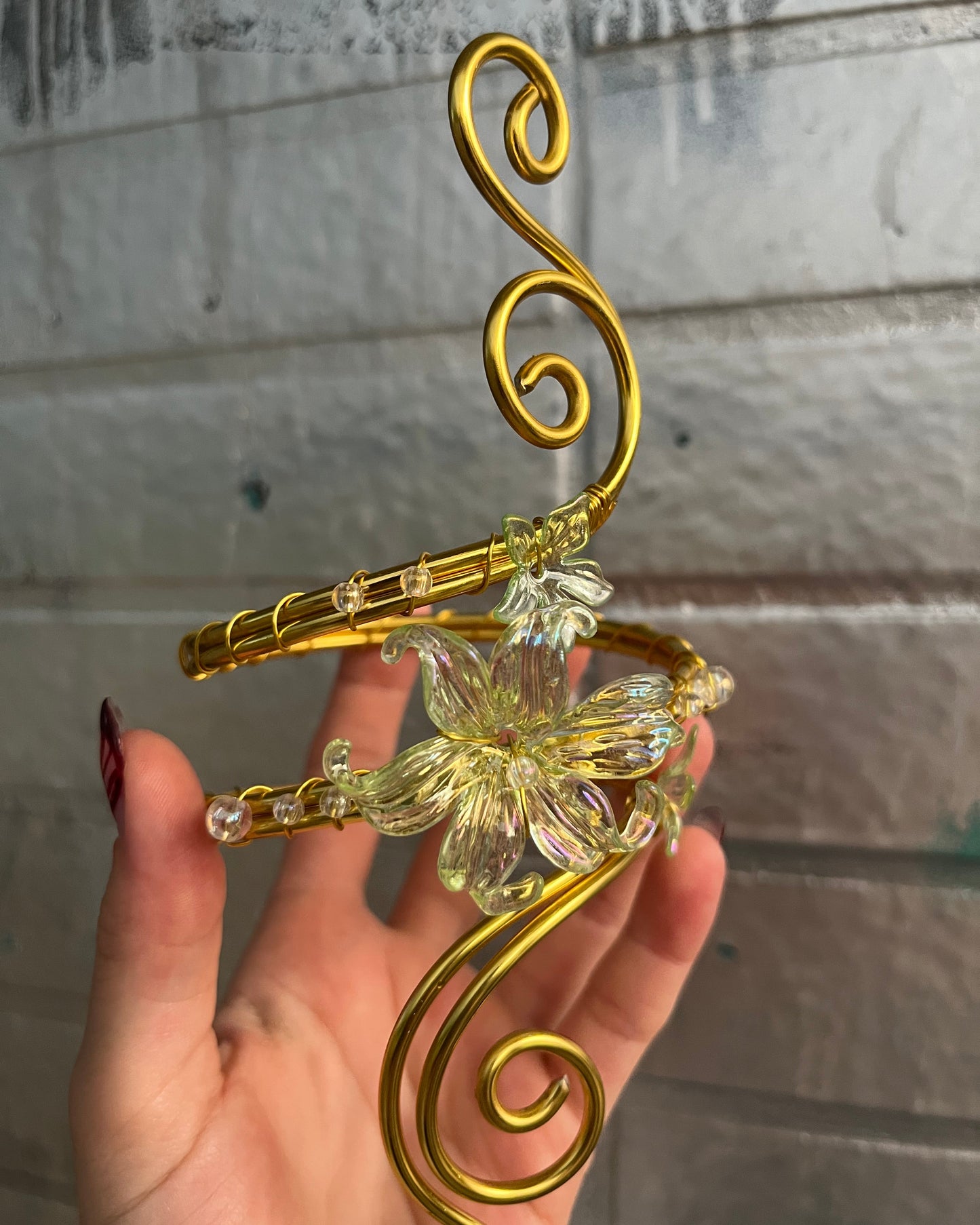 Oberarmreif Gold 'Flora' – Handgemachter Fairycore Arm Cuff Jewelry