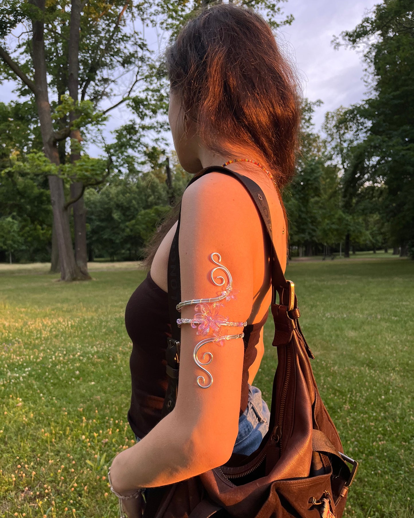 Handgemachter Arm Cuff in Silber am Arm getragen im Fairycore Stil