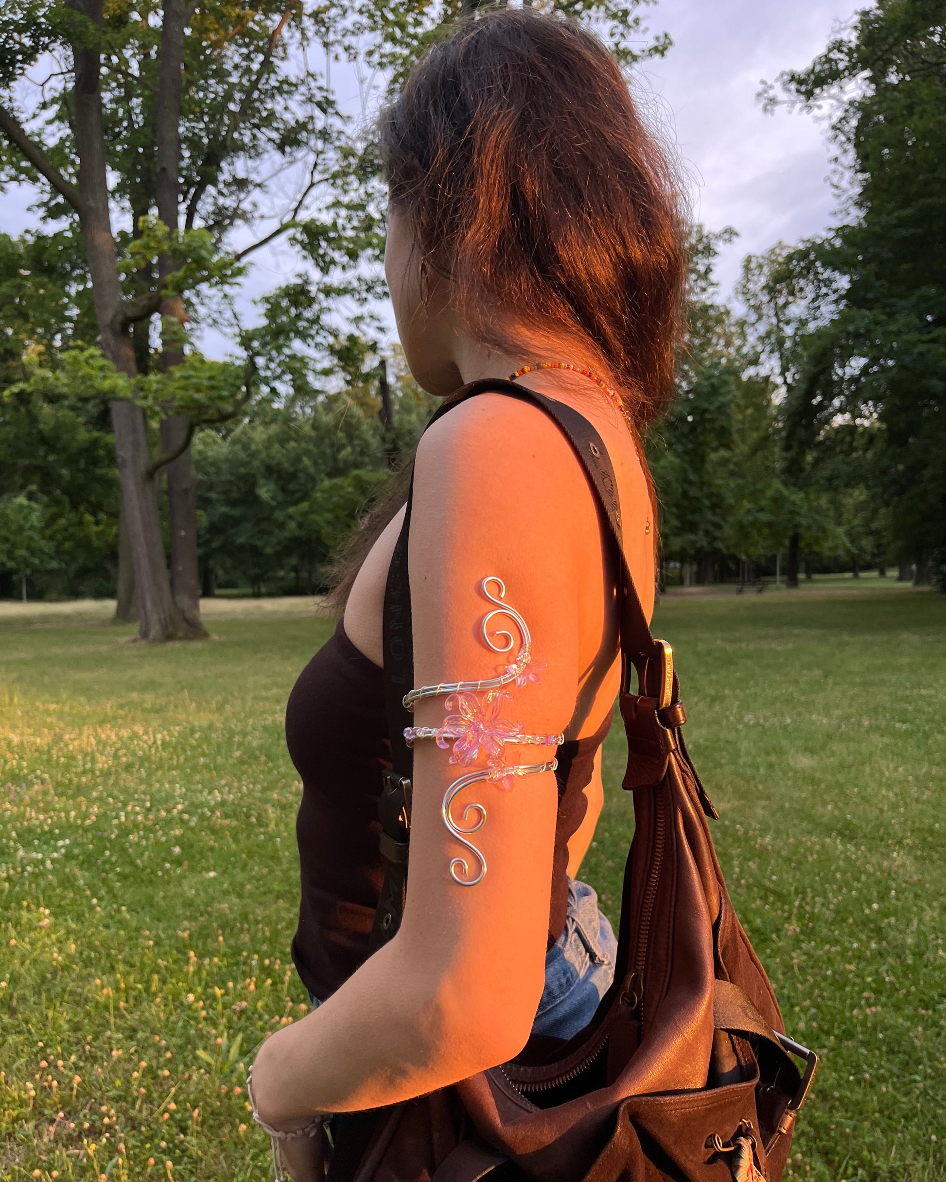 Handgemachter Arm Cuff in Silber am Arm getragen im Fairycore Stil