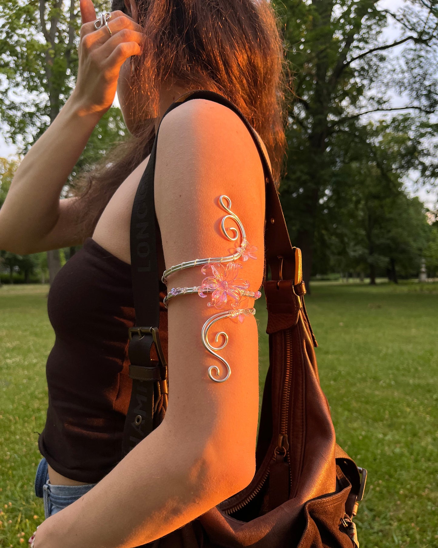 Handgemachter Oberarmreif in Silber am Arm getragen im Fairycore Stil