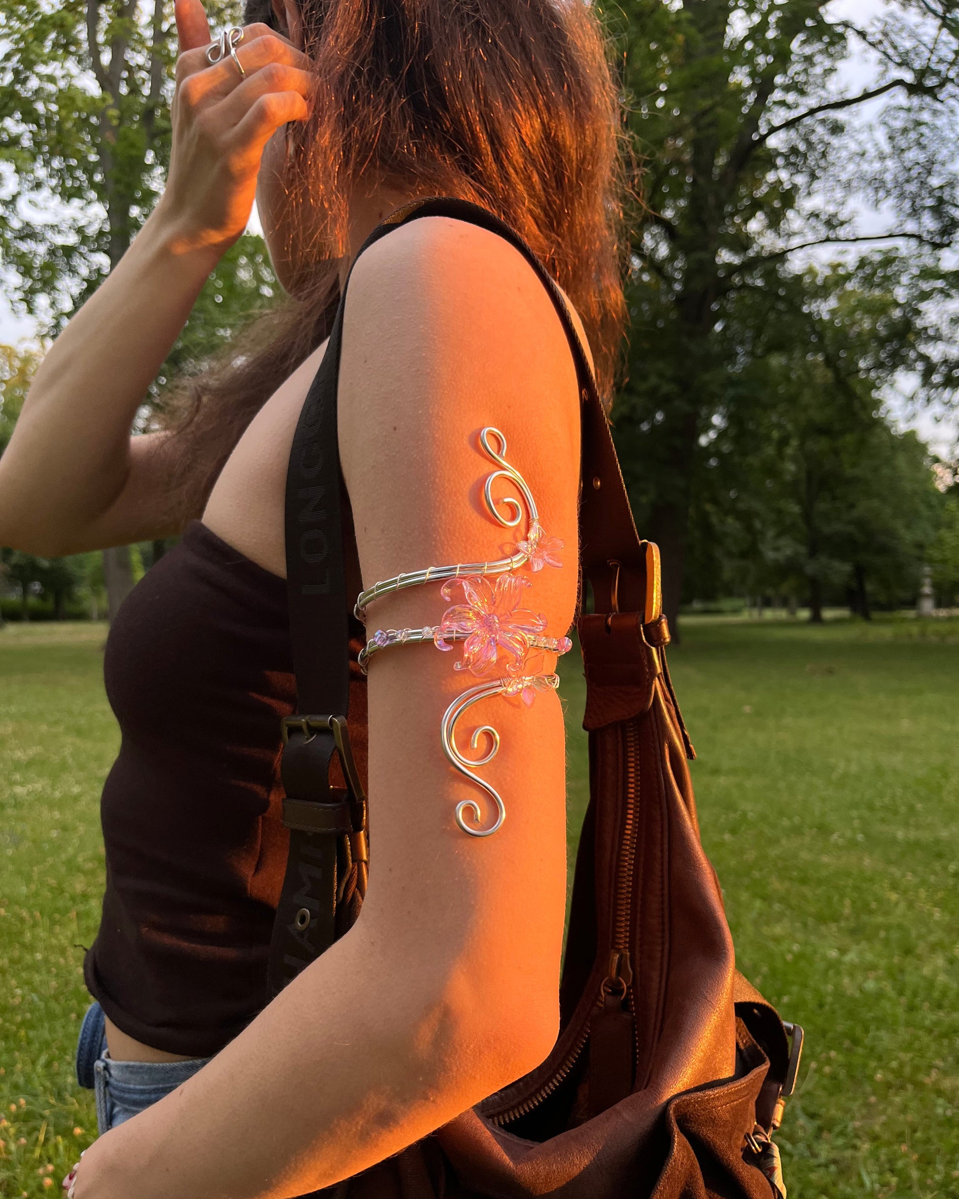 Handgemachter Oberarmreif in Silber am Arm getragen im Fairycore Stil