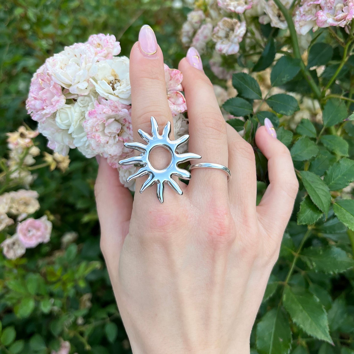Detailaufnahme Statement Ring aus Edelstahl im Witchcore Style