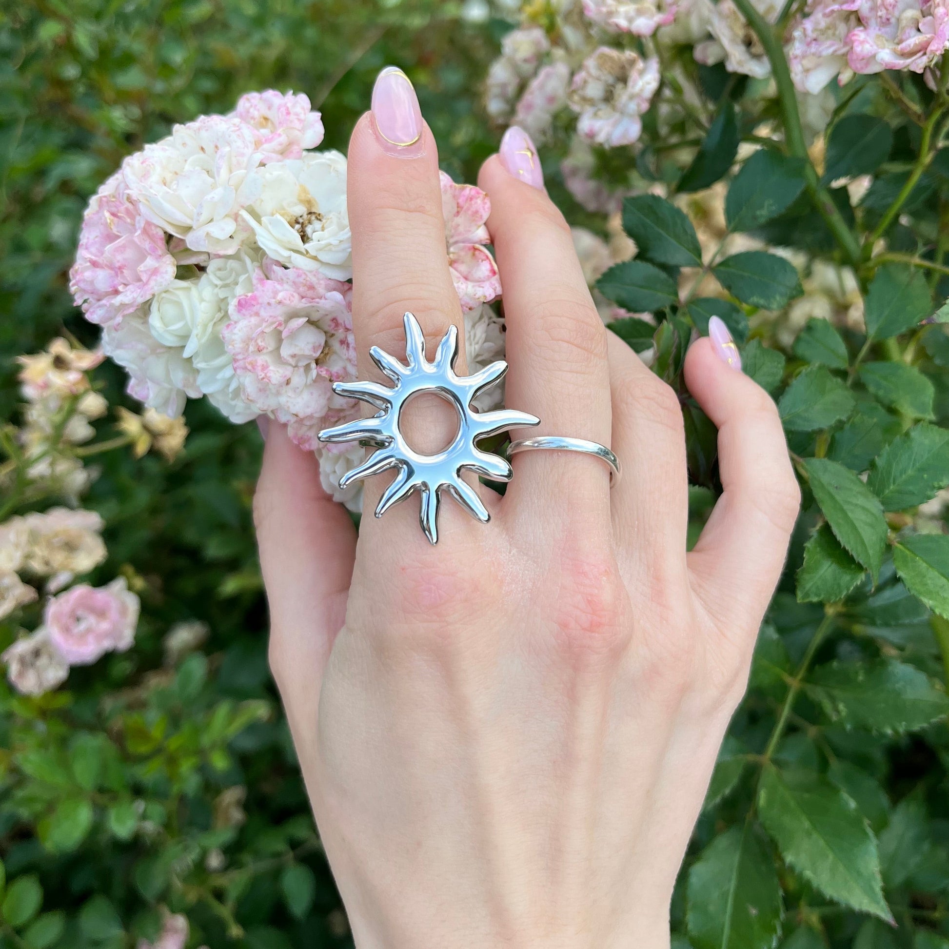 Detailaufnahme Statement Ring aus Edelstahl im Witchcore Style