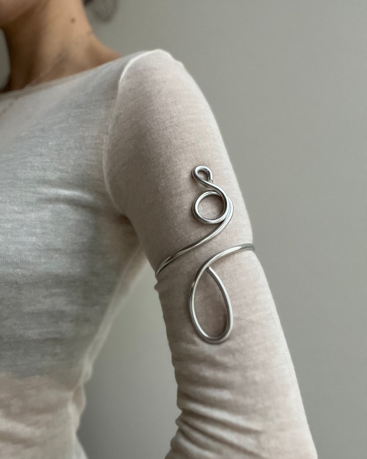 Oberarmreif Silber 'Autumn' – Handgemachter Minimalistischer Arm Cuff