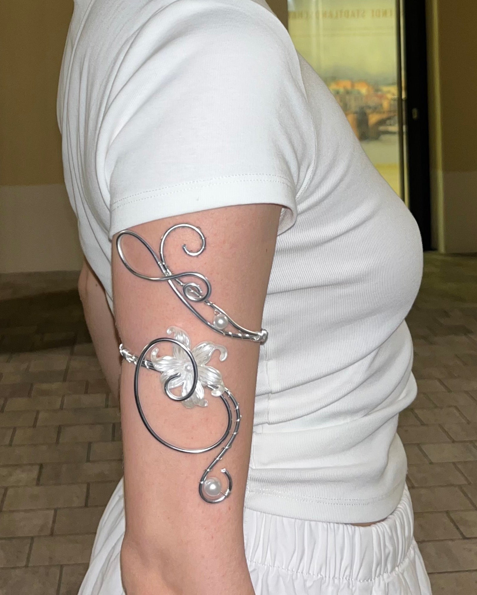 Oberarm Schmuck in Silber floral am Arm getragen