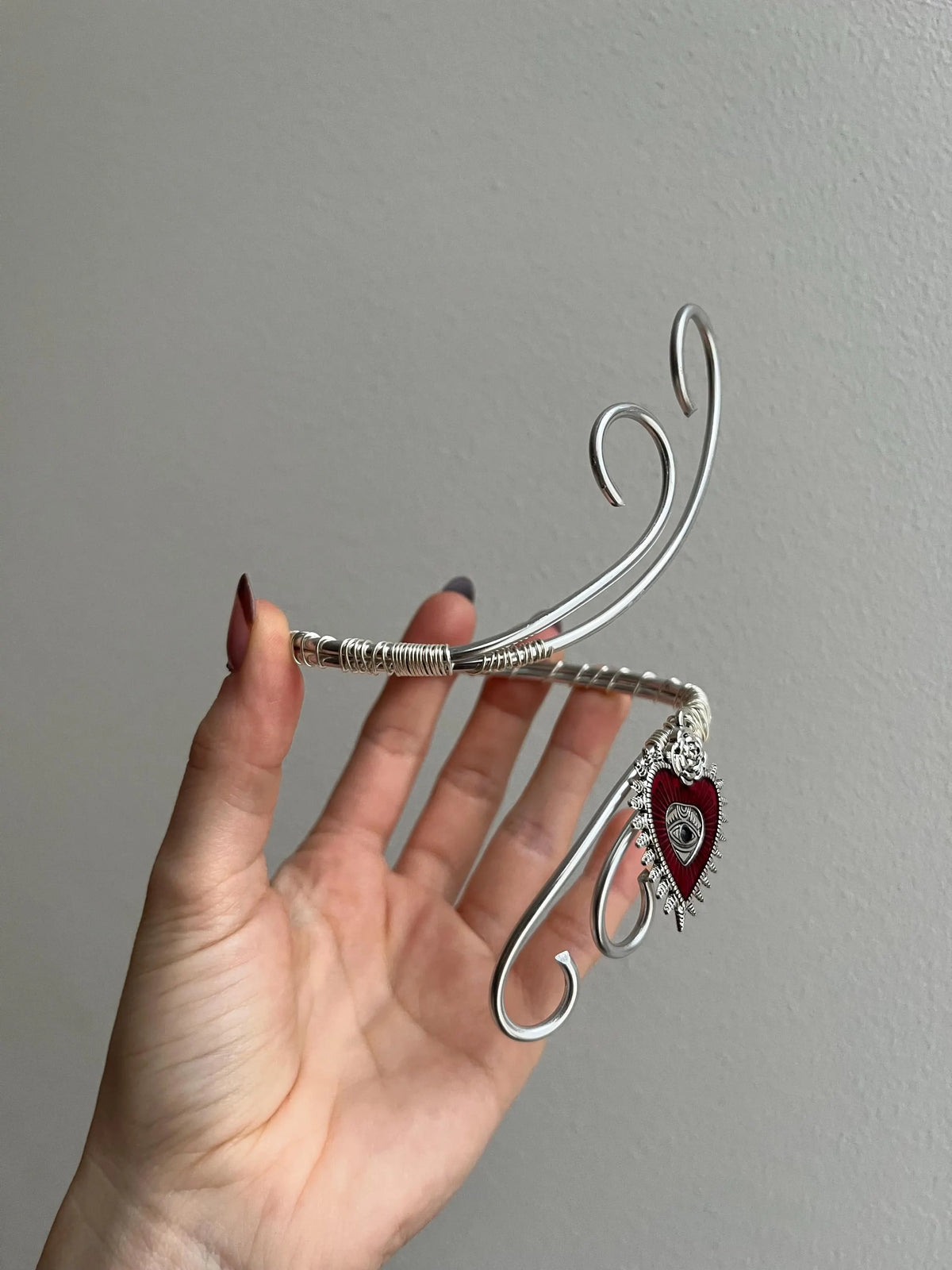 Oberarmreif Silber 'Poppy' – Handgemachter Alternative Arm Cuff Jewelry